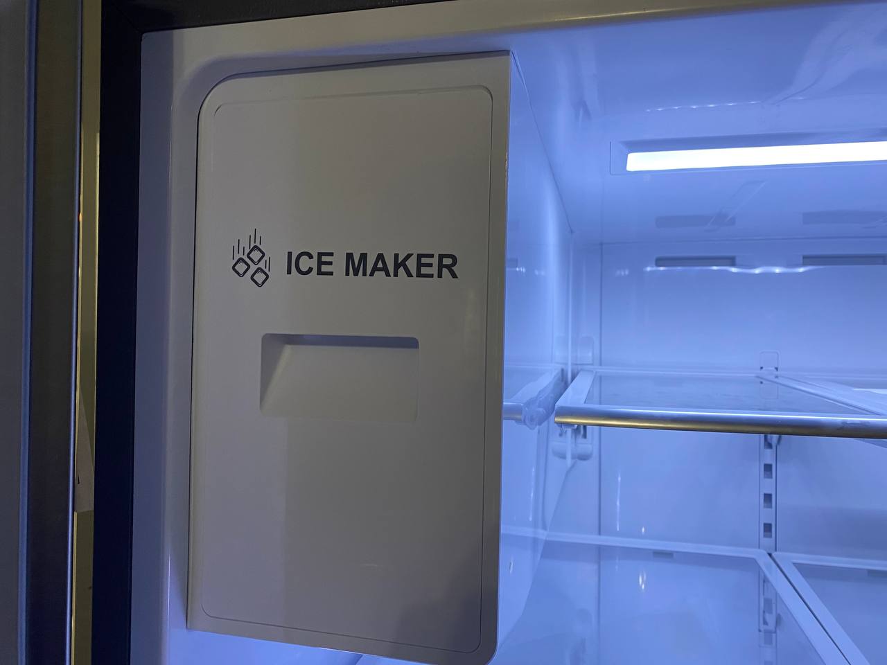 Ice maker in refrigerator
